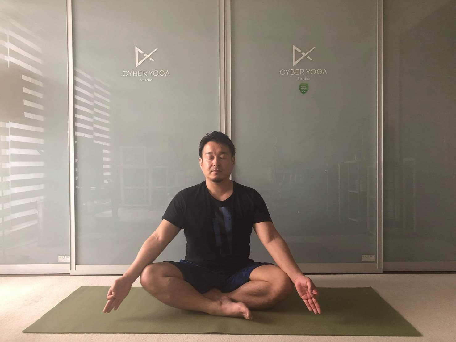 ヨガマックス　宮崎会長のクンダリーニヨガシーン